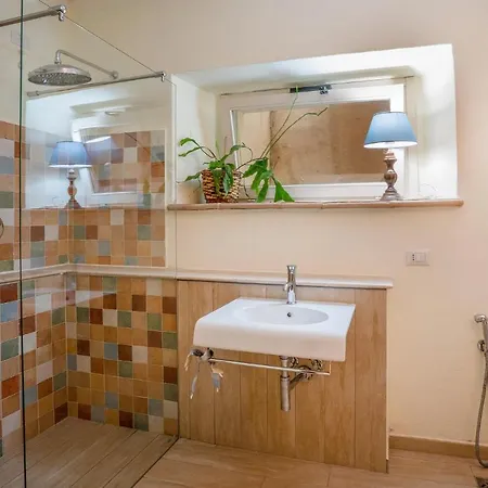 Flora House 3 *